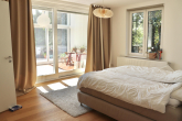Elternschlafzimmer mit Zugang zum Wintergarten - Großzügiges, saniertes Familienhaus mit weitläufigem Garten