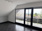 Wohnzimmer mit Ausgang zum Balkon - Attraktives Mehrfamilienhaus mit Entwicklungspotential