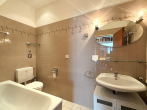 Badezimmer mit Badewanne - Geräumige 3 Zimmerwohnung im Herzen von Geismar