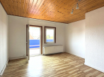 Wohnzimmer mit Zugang zum Balkon - Helle Wohnung mit Sonnenbalkon in Geismar