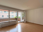 Großzügiges Wohnzimmer mit Ausgang zum Balkon - Charmante Zwei-Zimmer-Wohnung im unteren Ostviertel