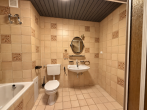 Badezimmer im Obergeschoss - Attraktives Reihenhaus mit Ausbaureserve in Elliehausen
