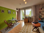 Wohnbereich mit Zugang zu Küche und Balkon - Singlewohnung mit Traumblick!