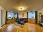 Wohnzimmer mit wertigem Parkettboden - Wohnung im exklusiven unteren Ostviertel