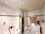 Badezimmer mit Wanne und Dusche - Gepflegte 3 Zimmerwohnung in oberster Etage mit Südwestbalkon