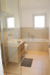 Hauptbad mit Badewanne und Fußbodenheizung - Exklusives und saniertes Einfamilienhaus mit Einliegerwohnung