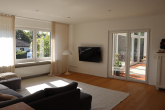 Wohnzimmer mit Zugang zu Wintergarten und Südterrasse - Exklusives und saniertes Einfamilienhaus mit Einliegerwohnung